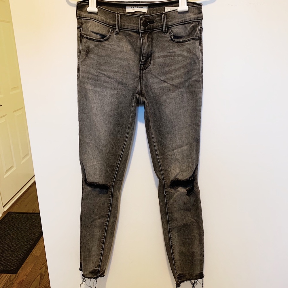 pacsun gray distressed cut off ankle jeggings!